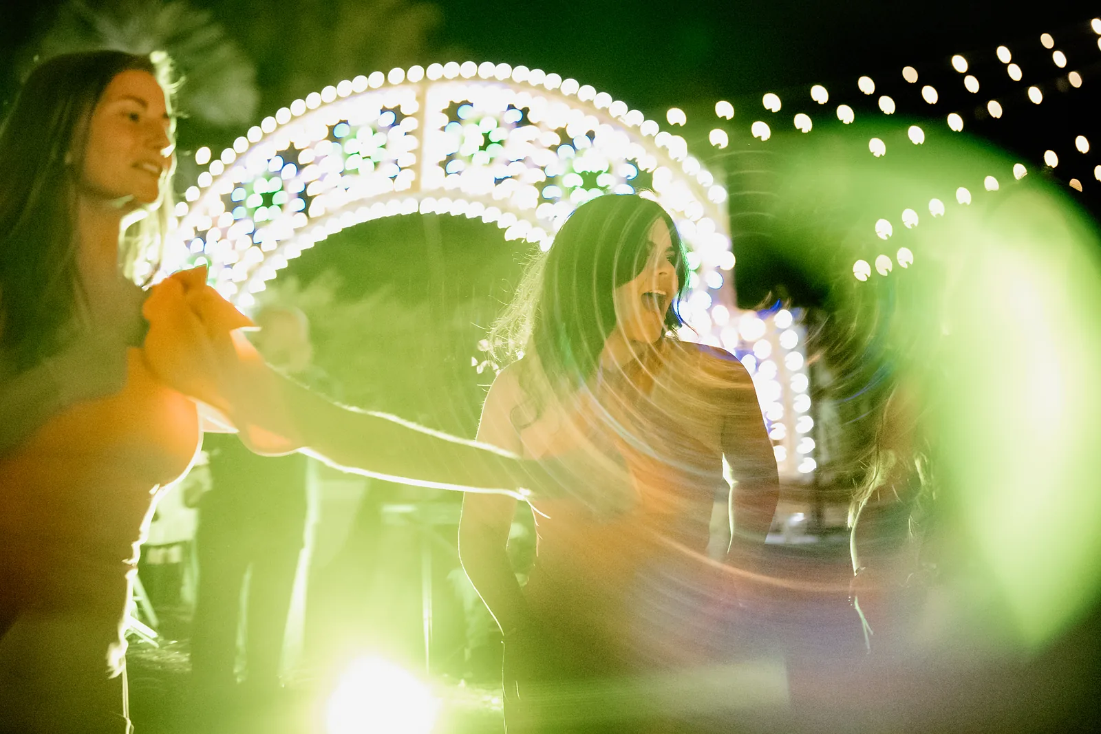 Ballo notturno sotto le luminarie pugliesi
