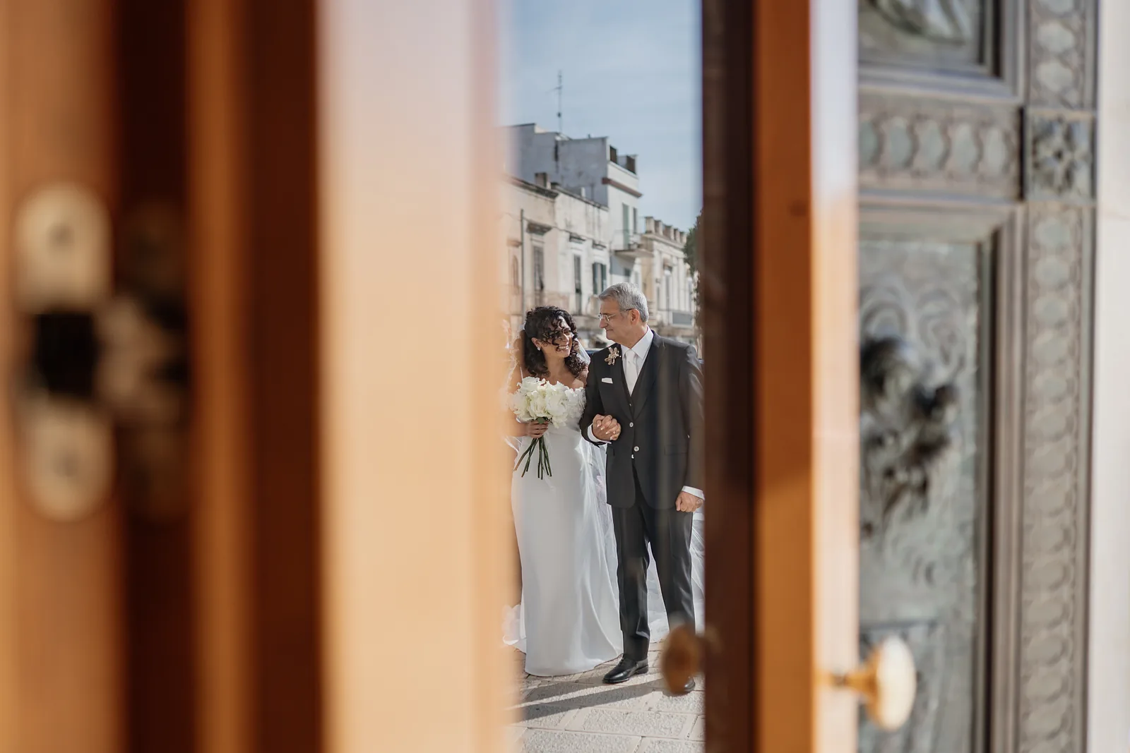 La sposa entra in chiesa al braccio del padre
