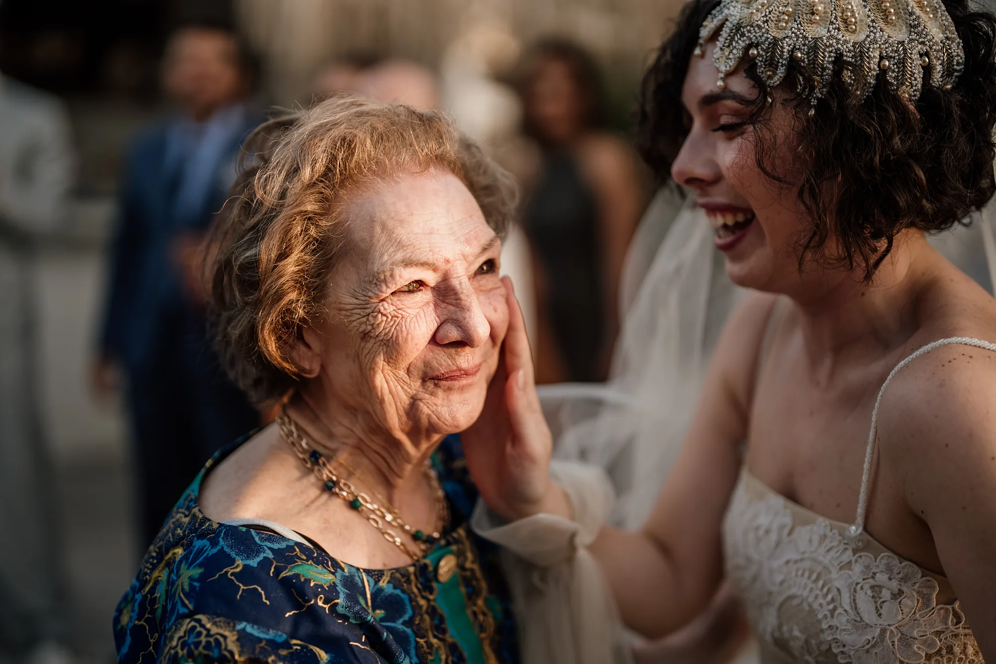 La nonna commossa accanto alla sposa
