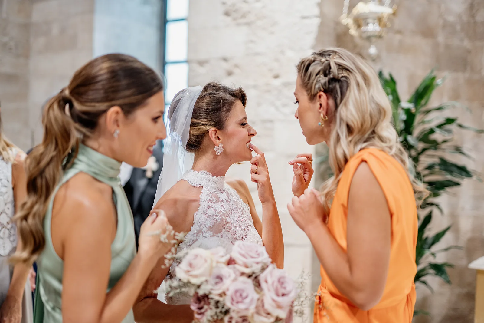 La sposa con le damigelle durante gli ultimi ritocchi