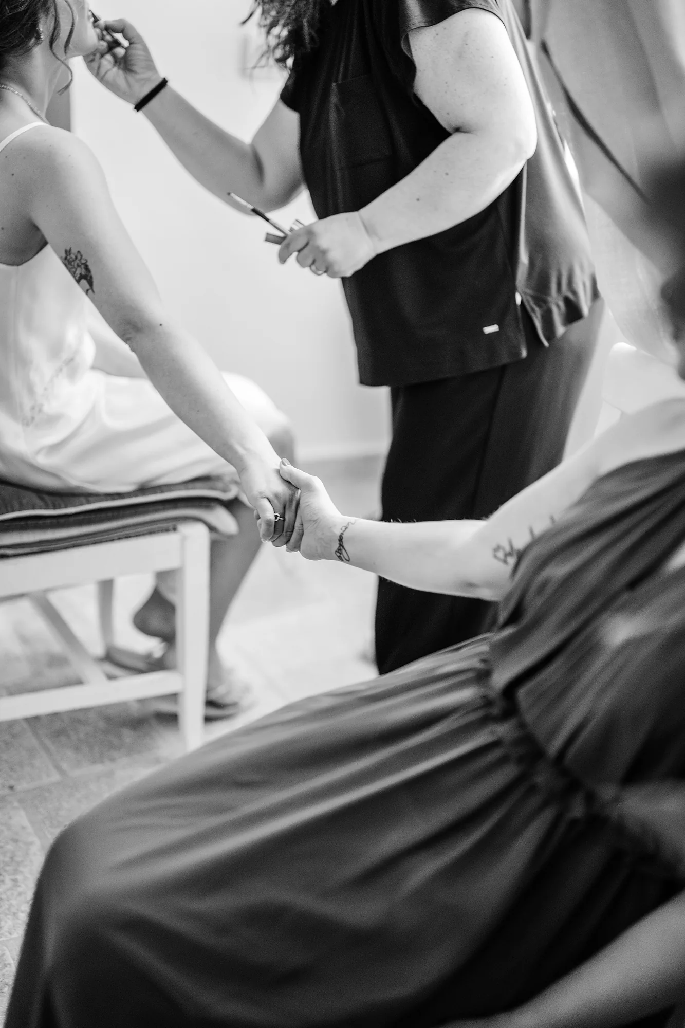 Vestizione della sposa in bianco e nero